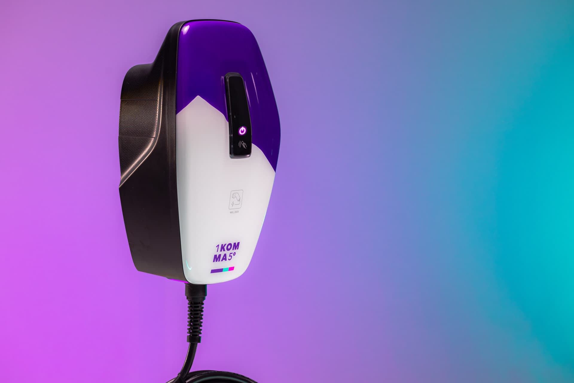 Tyylikäs sähköauton latausasema, jossa on violetti ja valkoinen design, liukuvärisen sinisen ja pinkin taustan edessä.