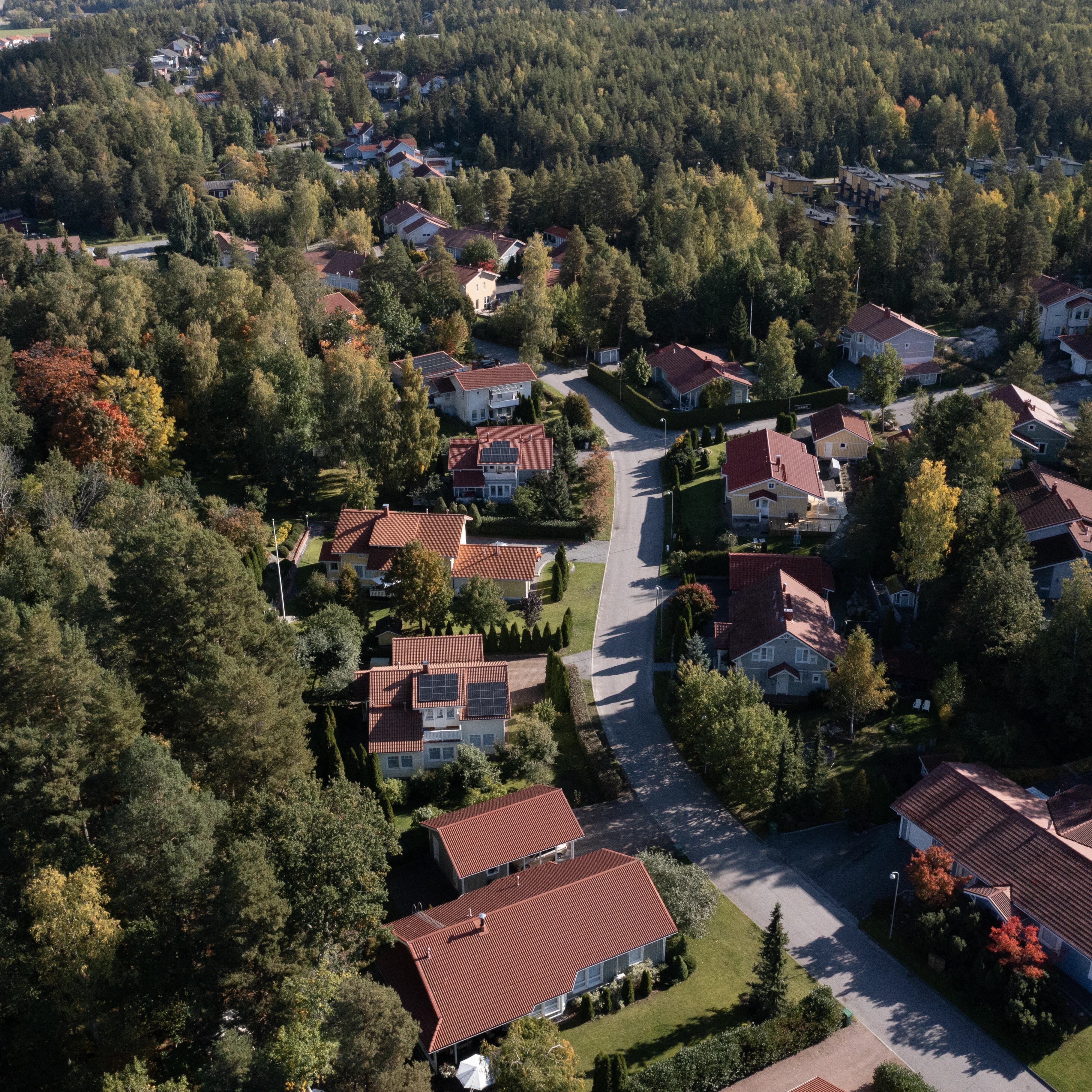 Ilmakuva taloista joissa on aurinkopaneelit