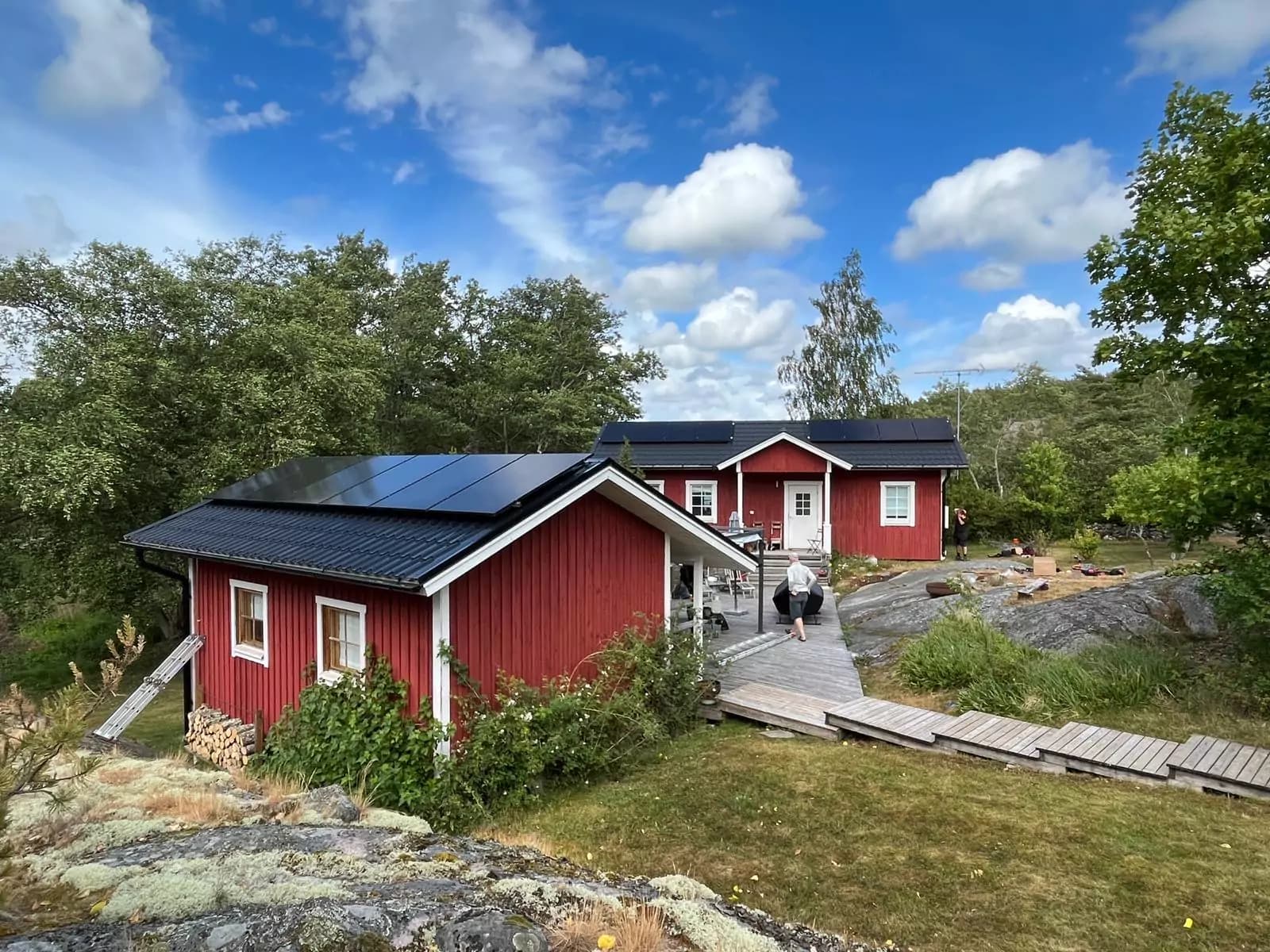 Aurinkopaneelijärjestelmä asennettuna Turun saaristoon mökille
